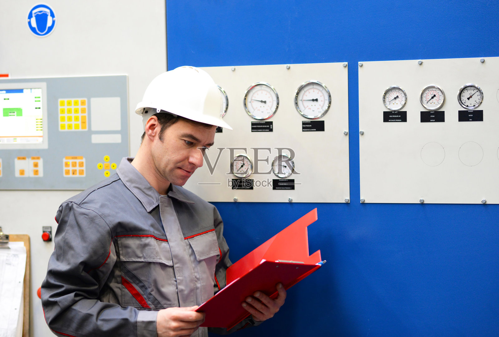 工人们正在检查一家工厂的工作服功能装配技术照片摄影图片