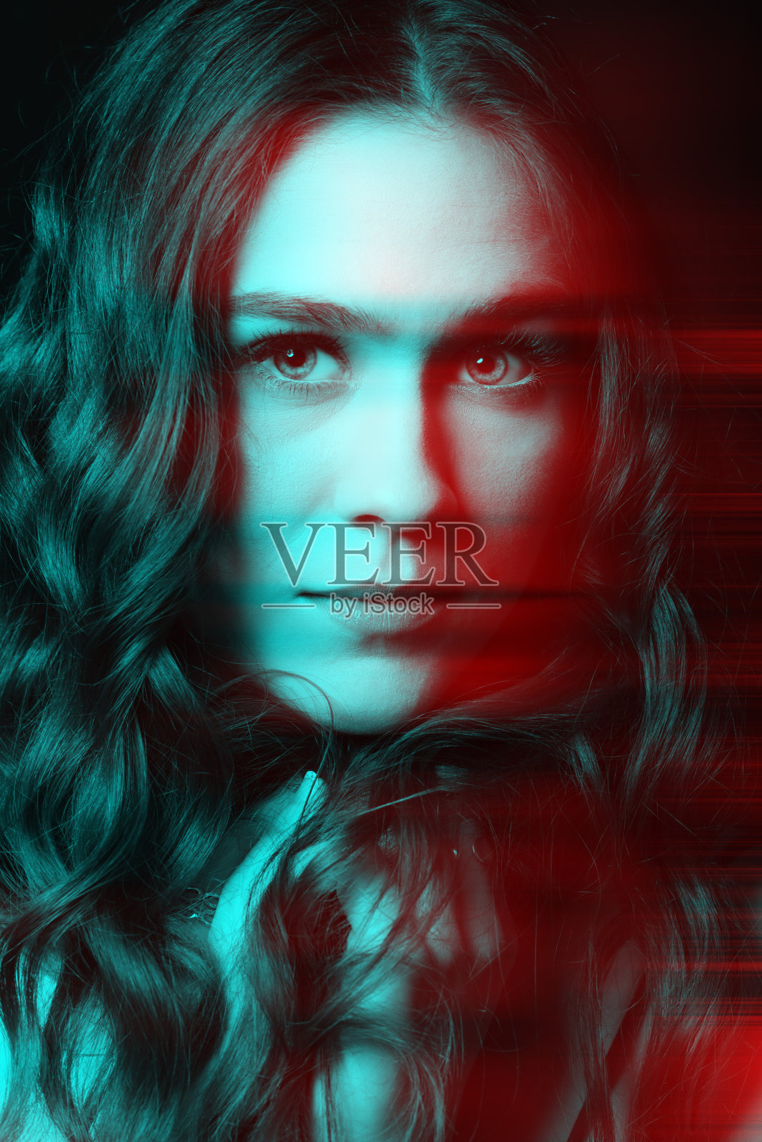 美丽的女人与长卷发工作室肖像在RGB颜色分裂效果风格照片摄影图片