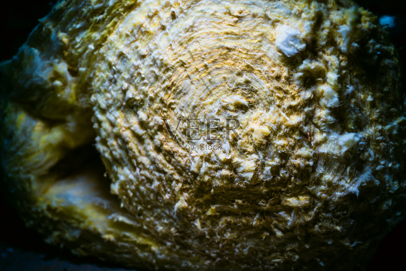 剪下一卷黄色玻璃棉的特写照片摄影图片