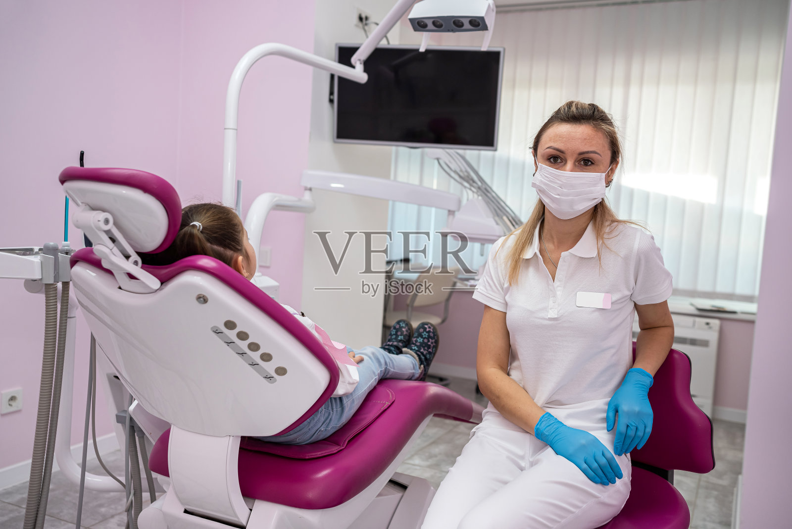 小女孩病人到牙科诊所来问诊。照片摄影图片