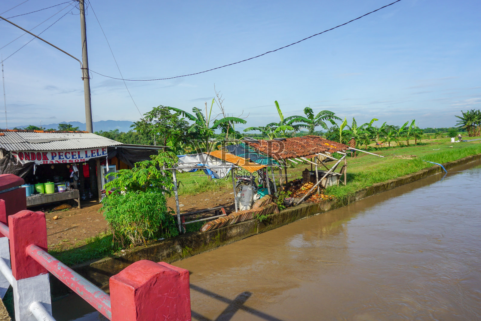 在稻田和高速公路之间的河流的景色照片摄影图片