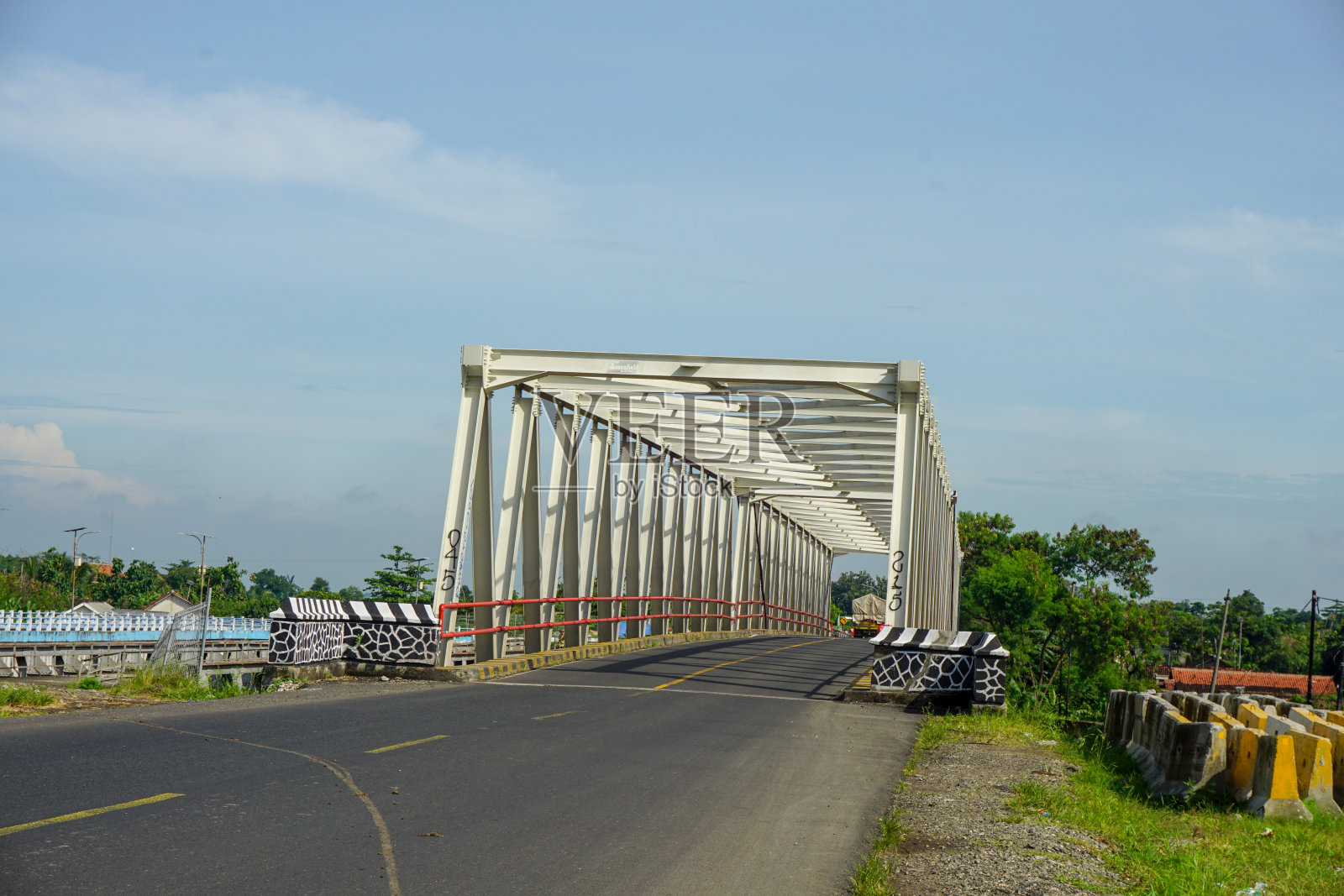 白色铁桥和沥青公路的正面视图照片摄影图片