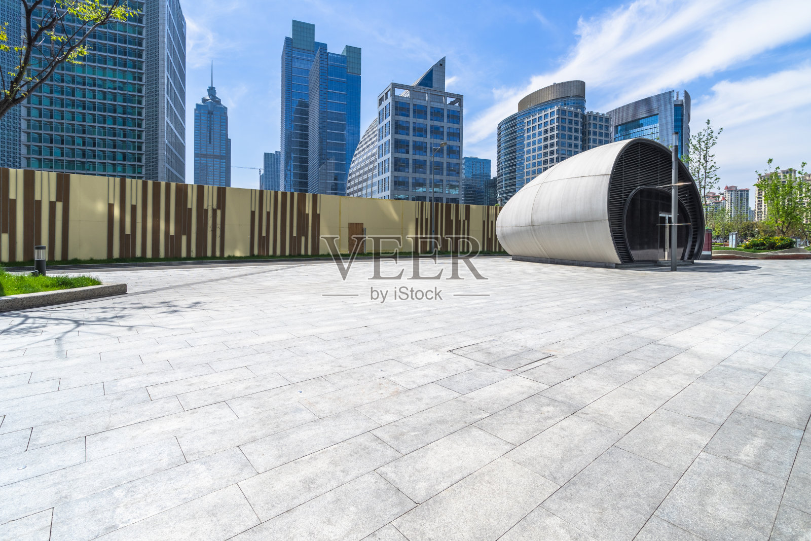 全景天际线和建筑与空旷的广场地板照片摄影图片