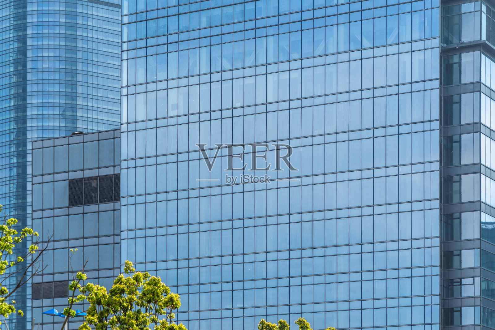 城市抽象——办公楼的开窗角落照片摄影图片