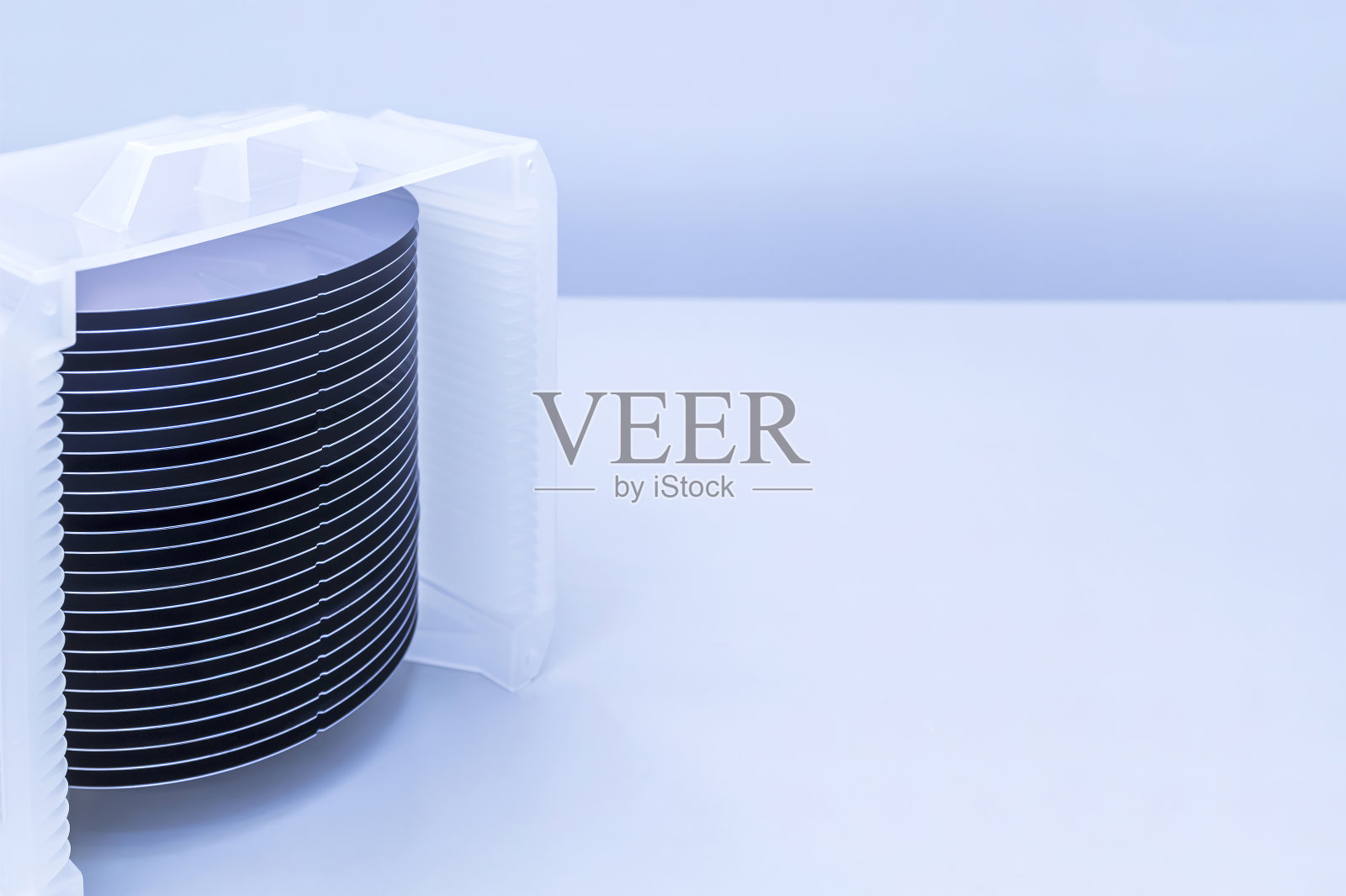 半导体代工厂的洁净室里，许多硅晶圆被装在一个塑料储存箱里，准备生产微芯片。照片摄影图片