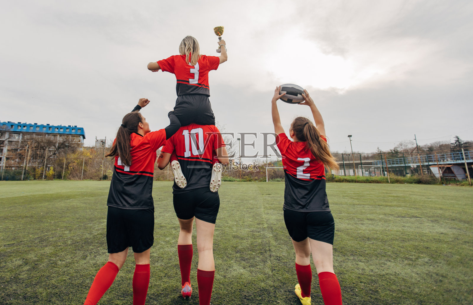 橄榄球队庆祝奖杯照片摄影图片