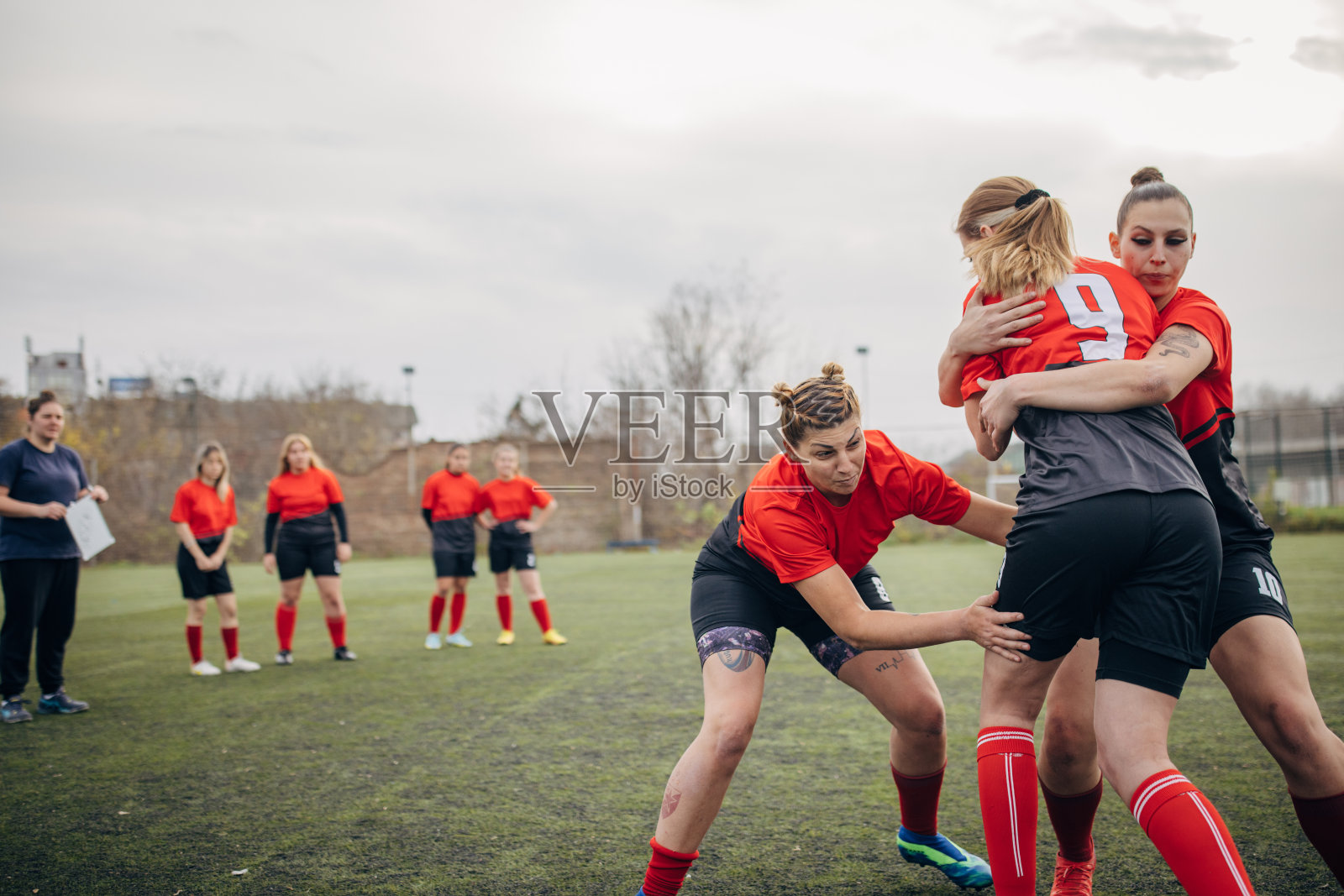女子橄榄球队训练照片摄影图片