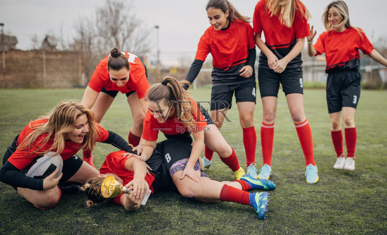 橄榄球队赢得了一座奖杯照片摄影图片