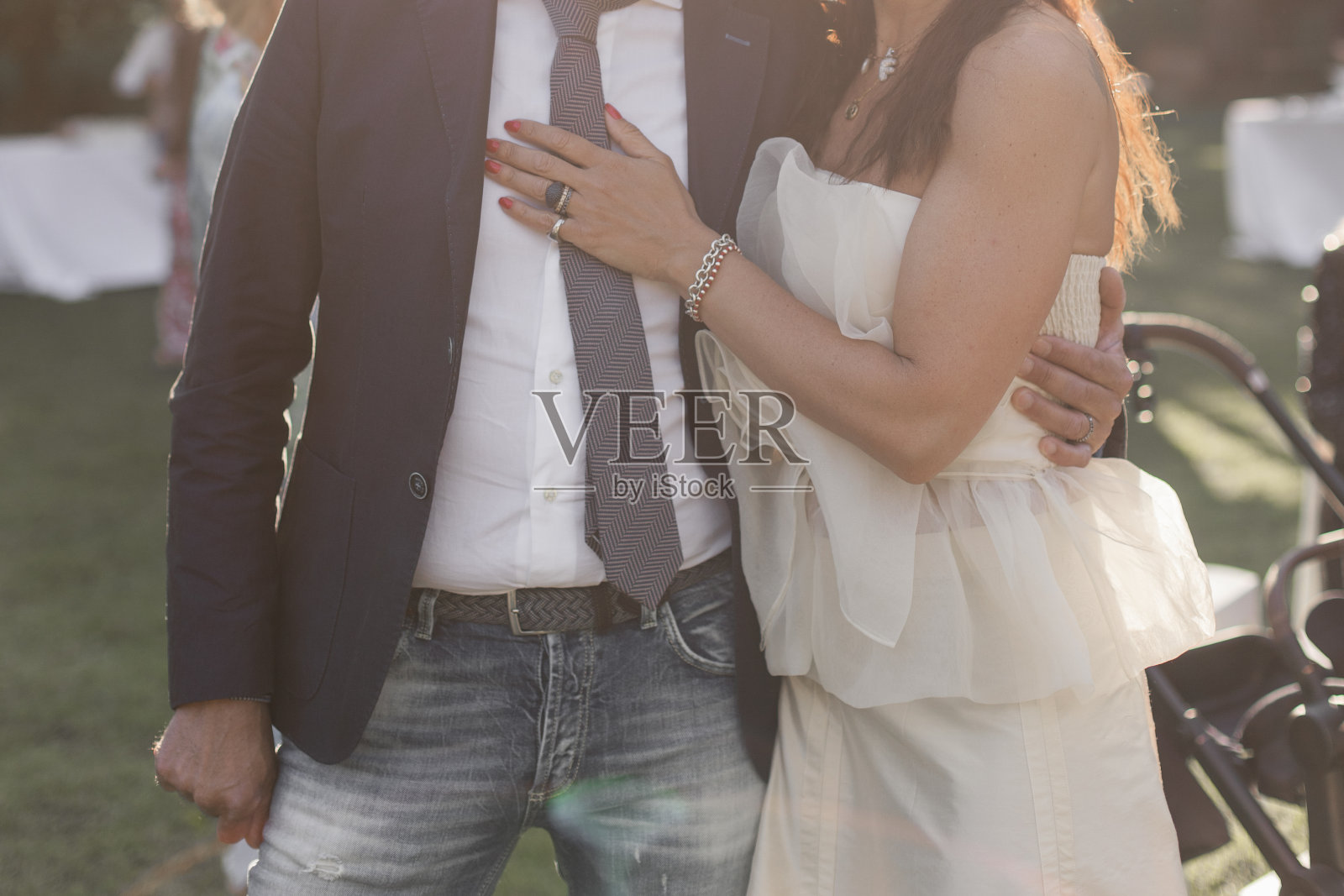 新娘和新郎在婚礼上穿着白色礼服照片摄影图片