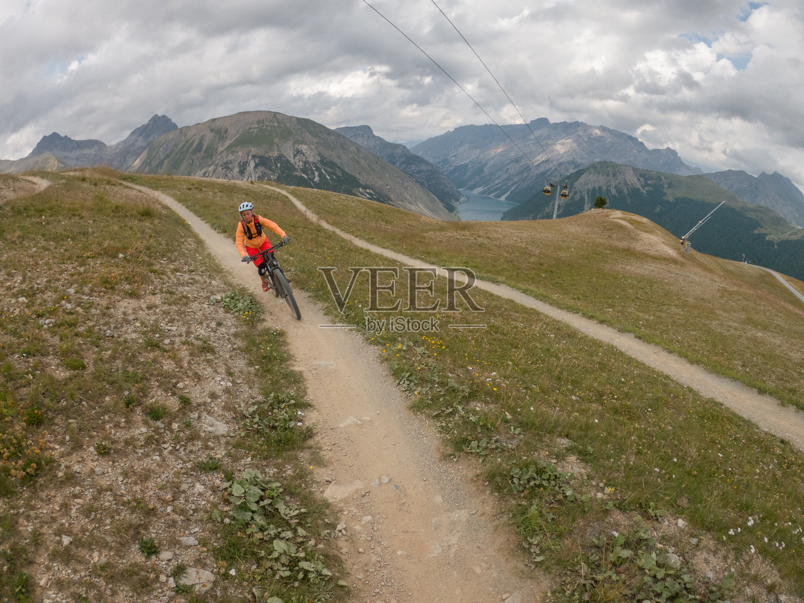 年轻女人在夏天骑山地自行车照片摄影图片