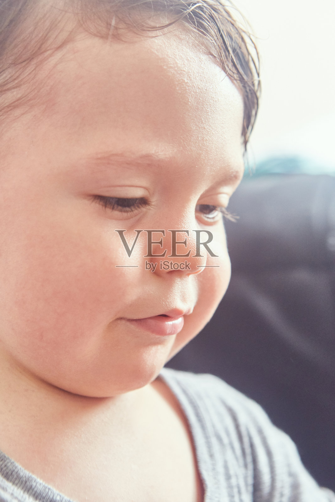 幼儿向下看照片摄影图片