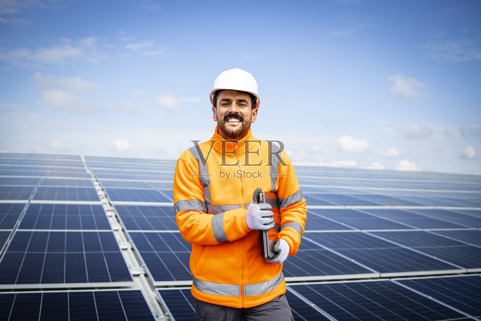 太阳能发电厂工程师与笔记本电脑控制可持续能源生产的肖像。照片摄影图片