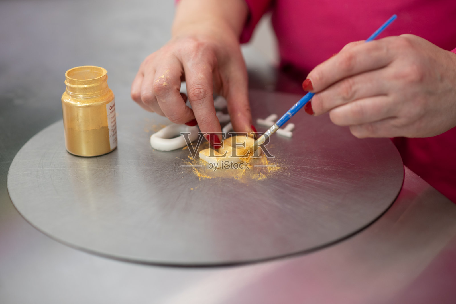 女性的手为蛋糕做装饰照片摄影图片