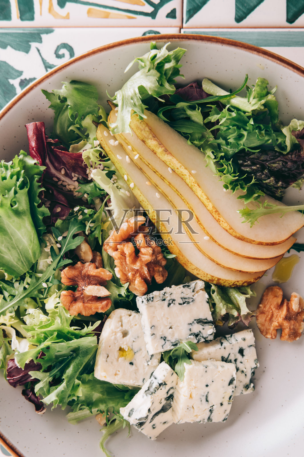 绿色沙拉配梨，蓝纹奶酪，核桃照片摄影图片