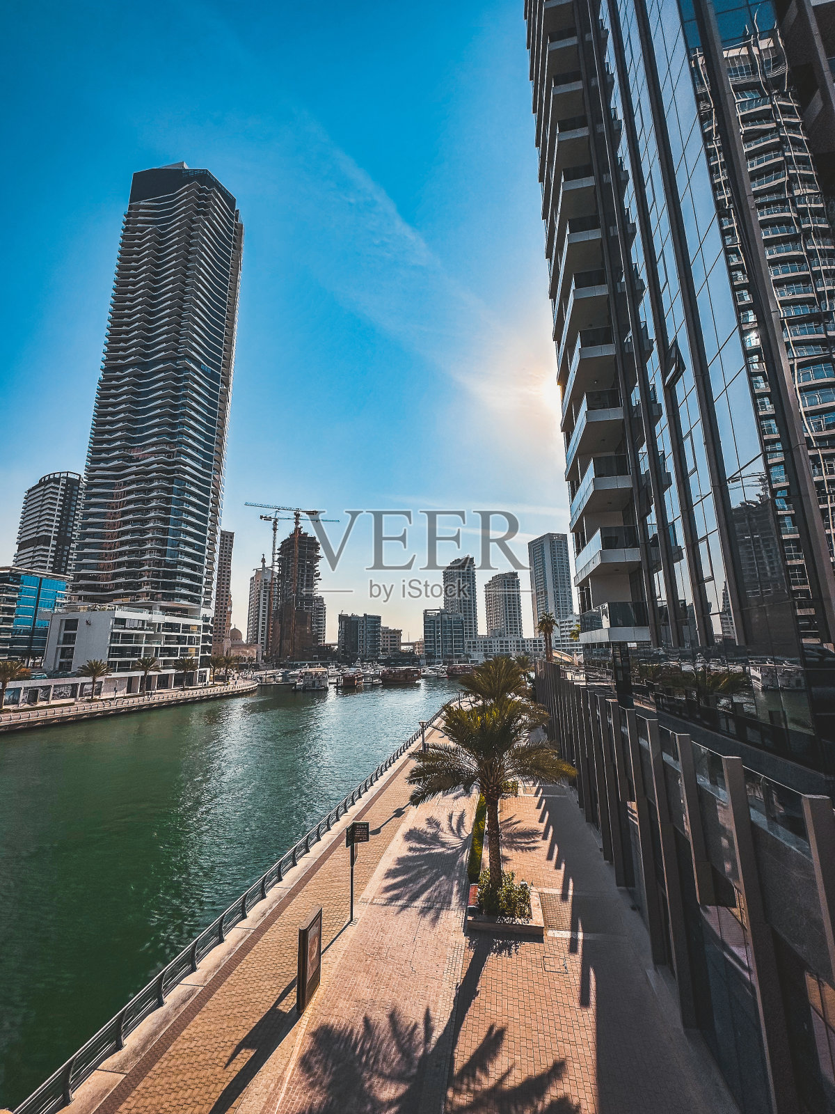 迪拜码头、港口、游轮和运河长廊日落景观，阿拉伯联合酋长国照片摄影图片