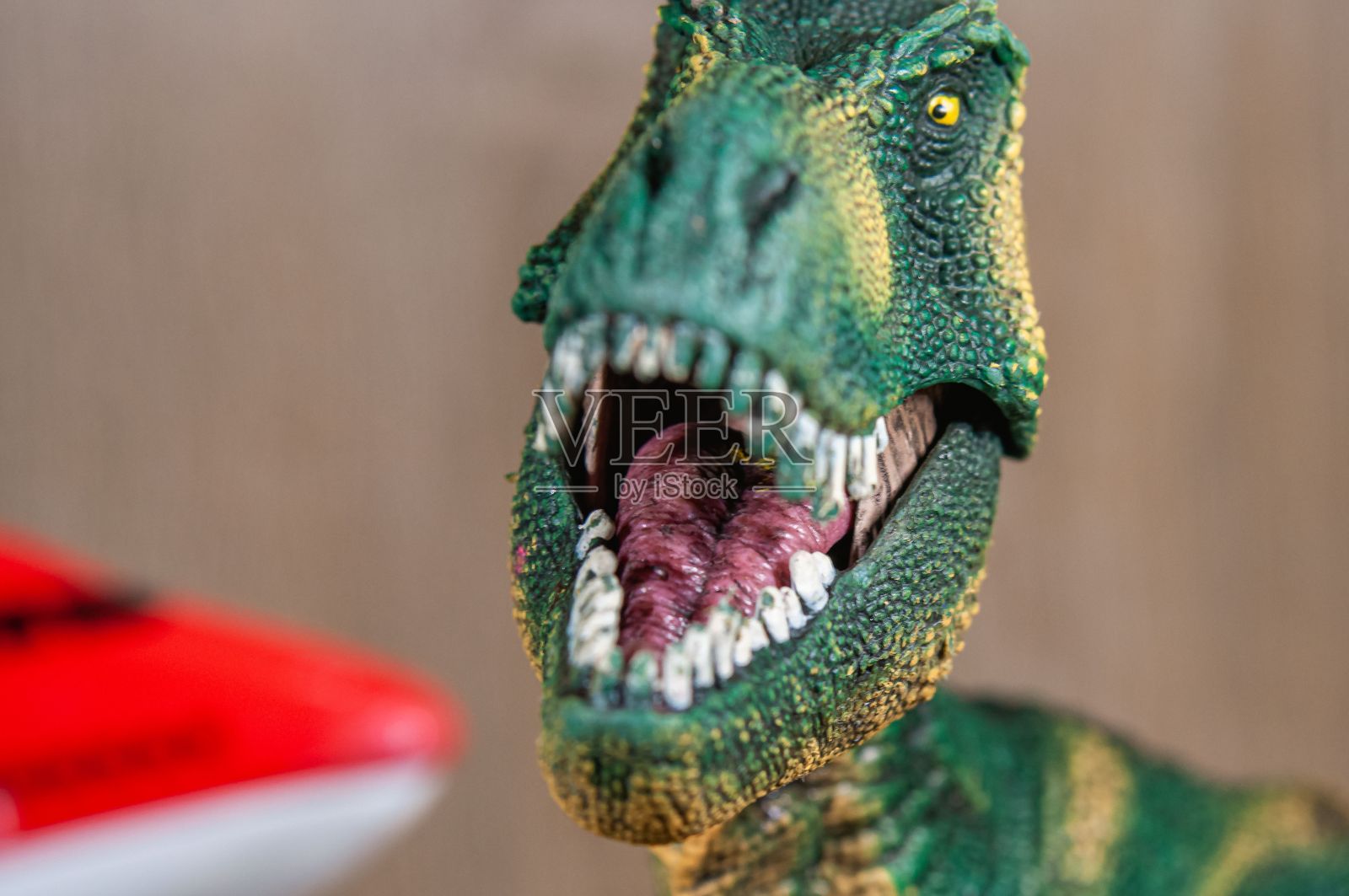 特写拍摄玩具恐龙与模糊的背景照片摄影图片