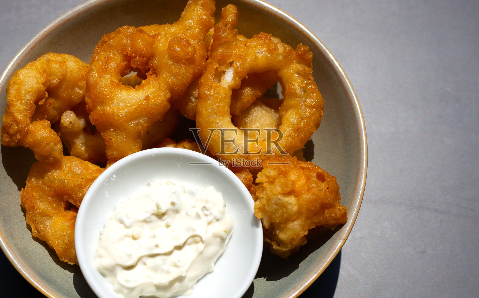 碗里炒鱿鱼。俯视图照片摄影图片