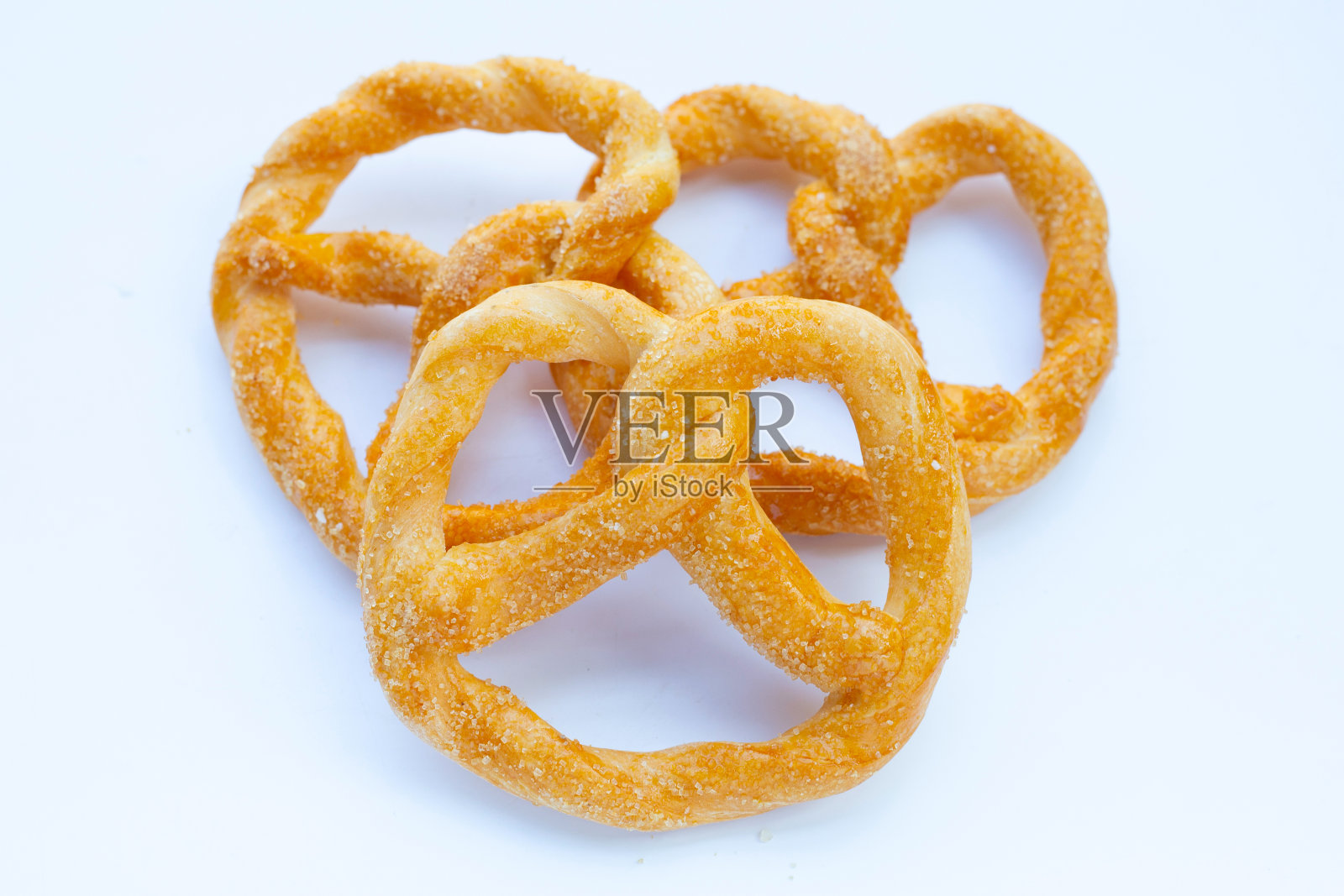 白色背景上的软椒盐卷饼。照片摄影图片