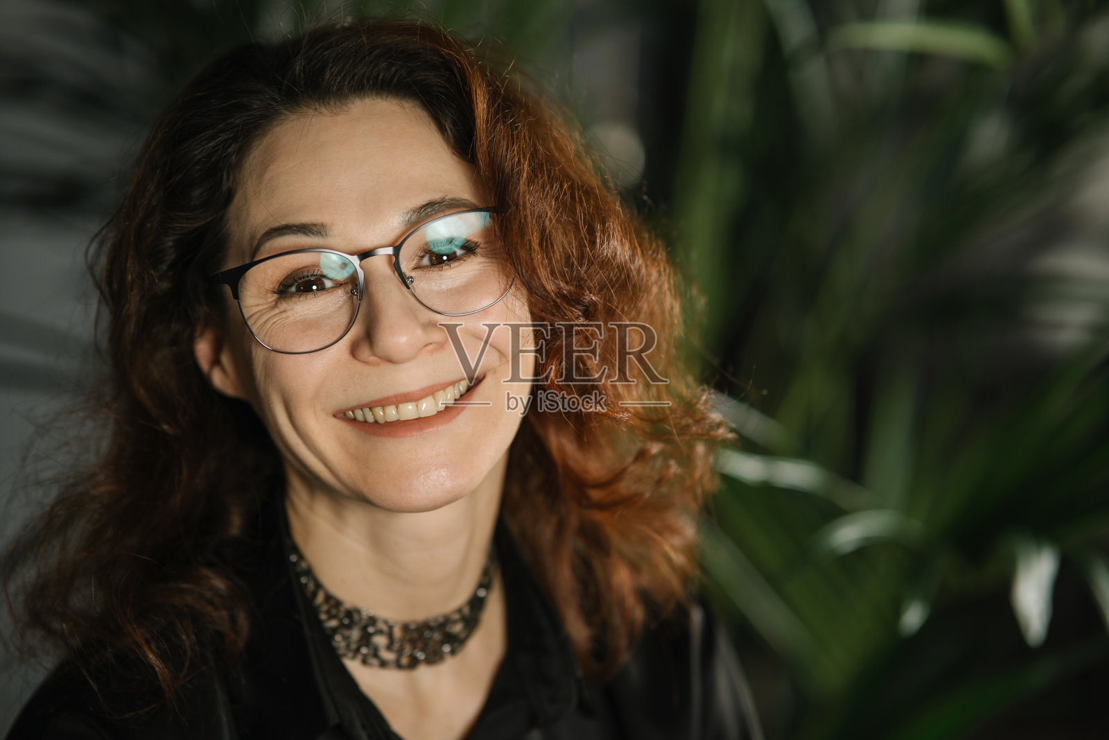 一个微笑着的中年女商人的肖像照片摄影图片