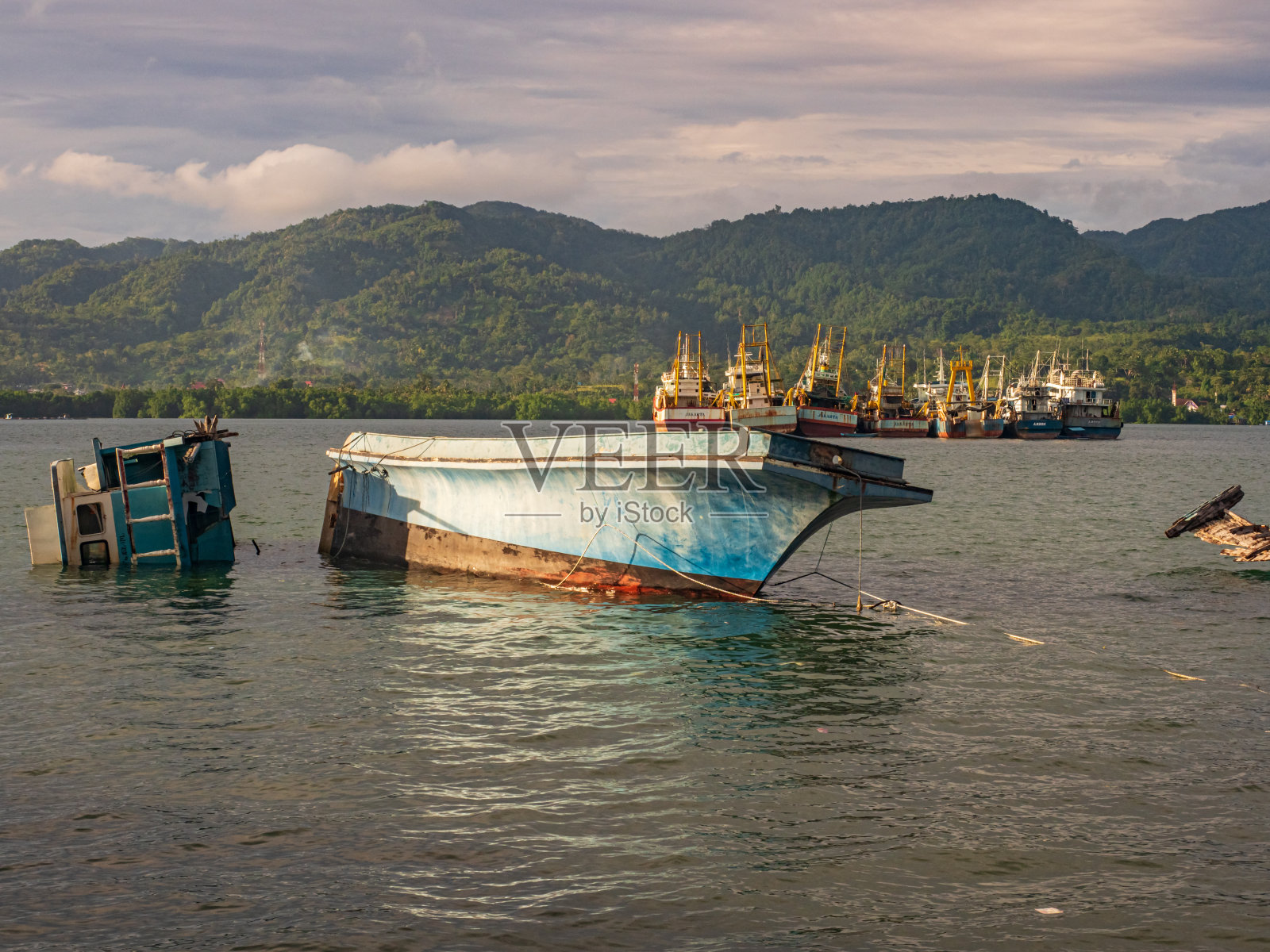 沉船，印度尼西亚照片摄影图片