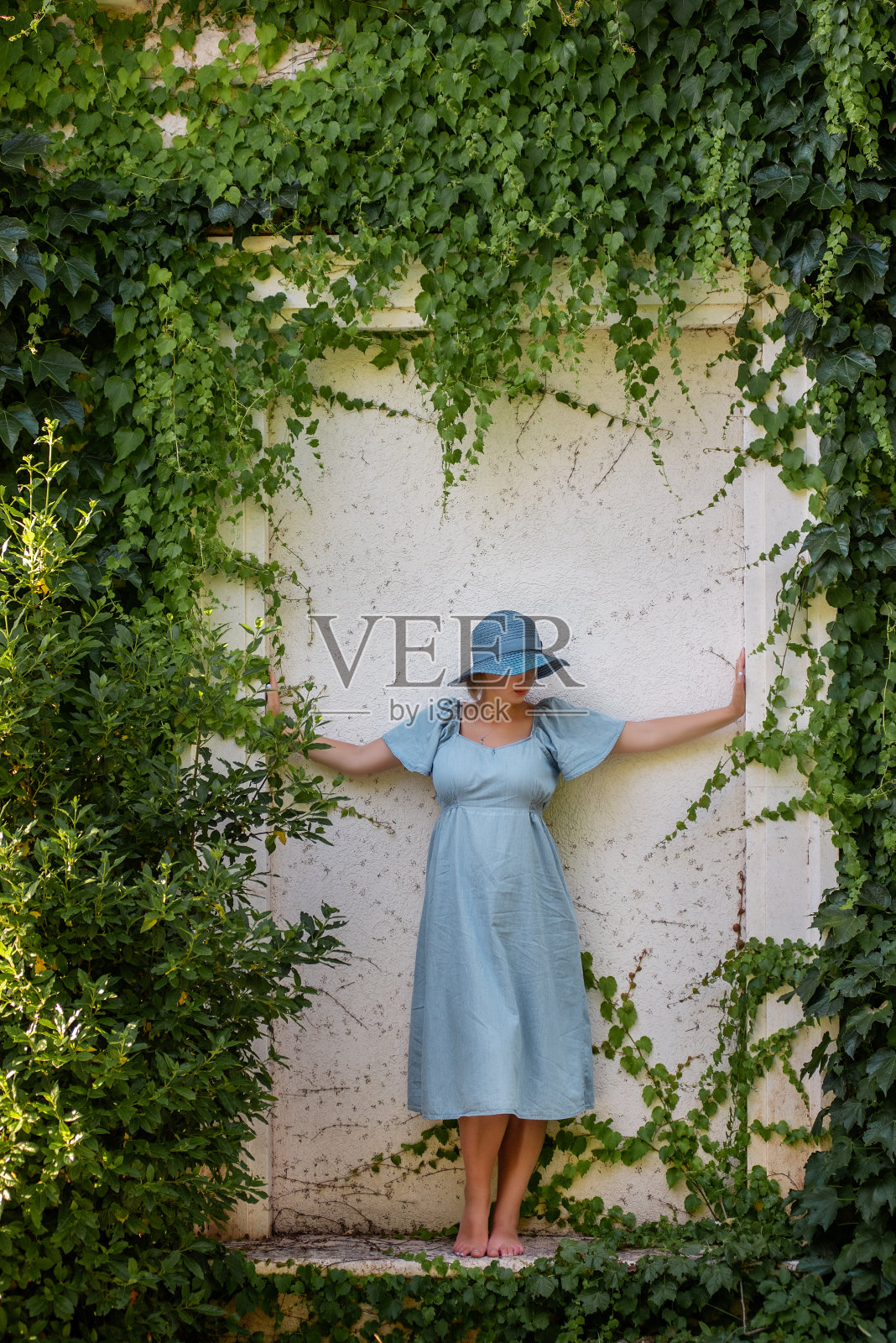 中年孕妇的肖像。怀孕的概念。怀孕期间旅行。照片摄影图片