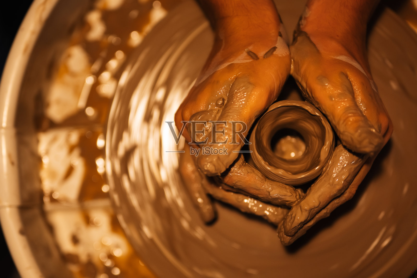 近距离的熟练的手雕刻陶罐上的陶轮照片摄影图片