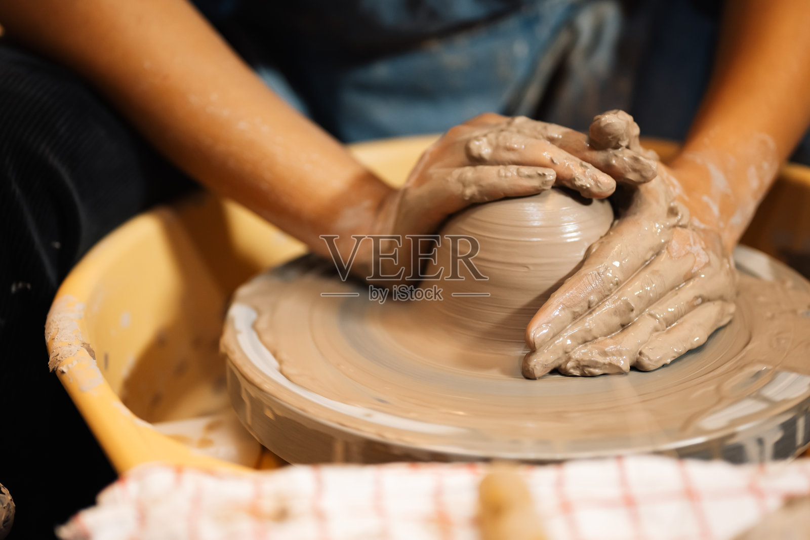 近距离的熟练的手雕刻陶罐上的陶轮照片摄影图片