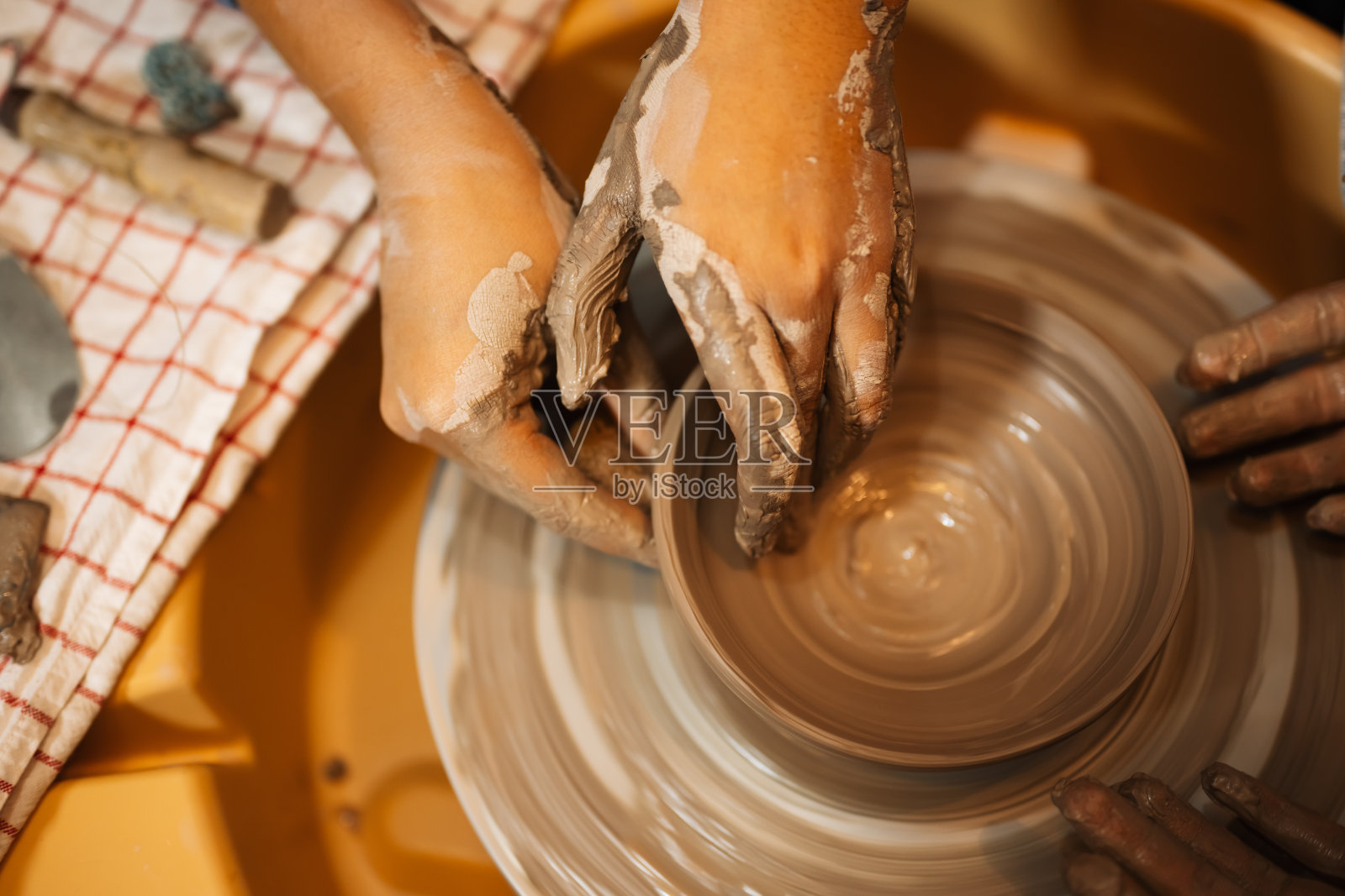 近距离的熟练的手雕刻陶罐上的陶轮照片摄影图片