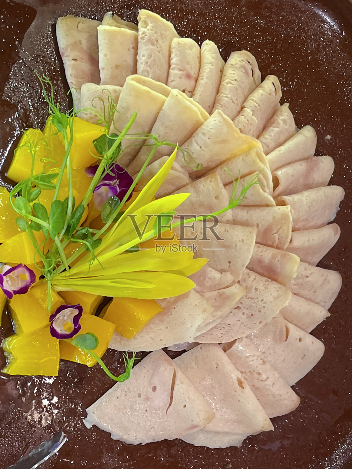 全框架形象酒店自助早餐自助展示餐盘冷切肉，鸡火腿片配豌豆苗，可食用花卉和水果，金属夹钳，自助欧式早餐的配料，高处视野照片摄影图片