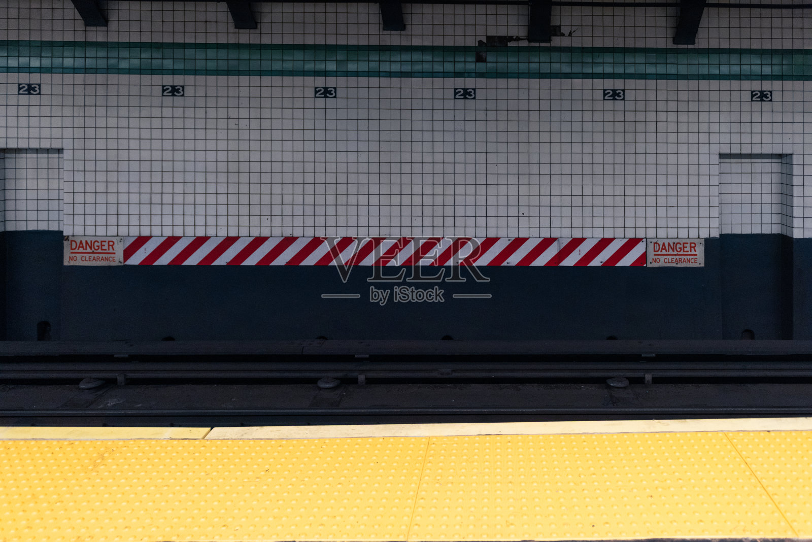 纽约地铁肮脏的垃圾墙照片摄影图片