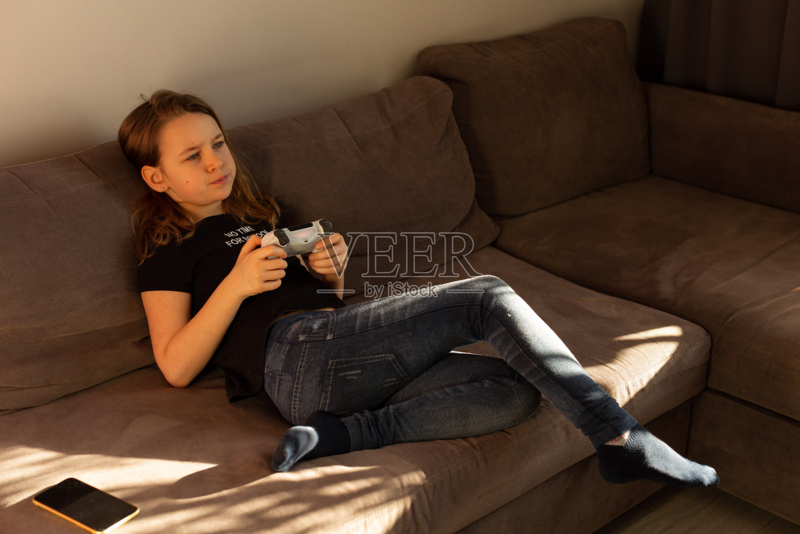 女学生用摇杆玩电子游戏照片摄影图片