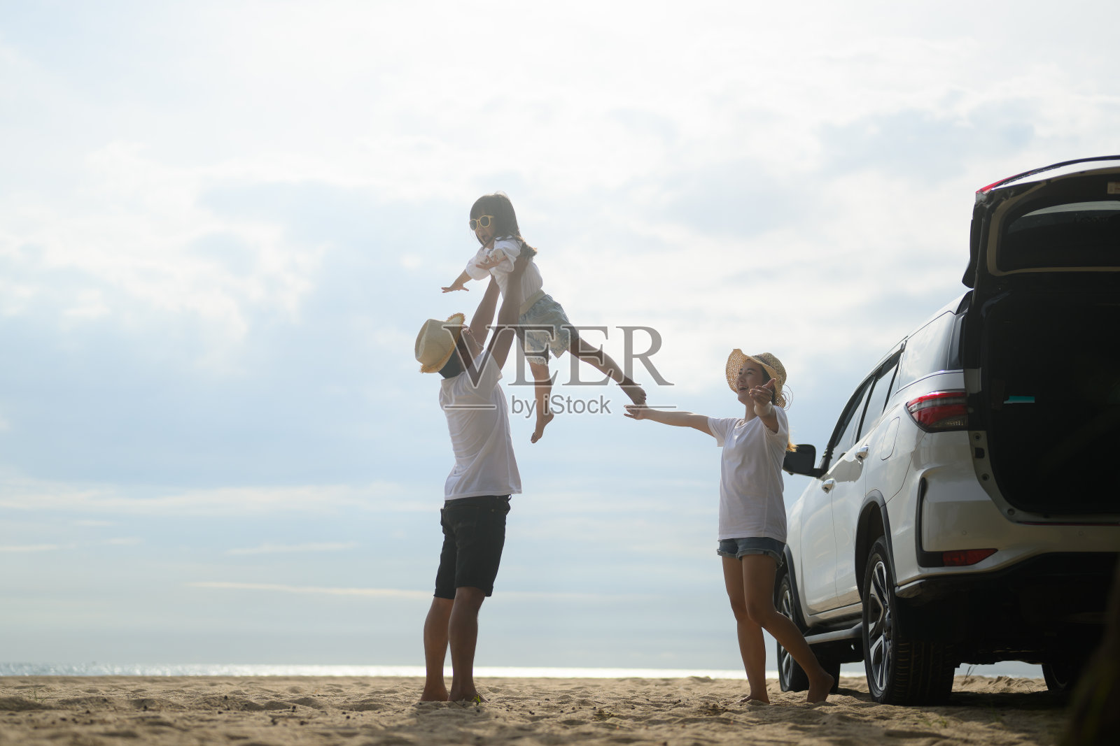 假日快乐的亚洲家庭在海滩上旅行照片摄影图片