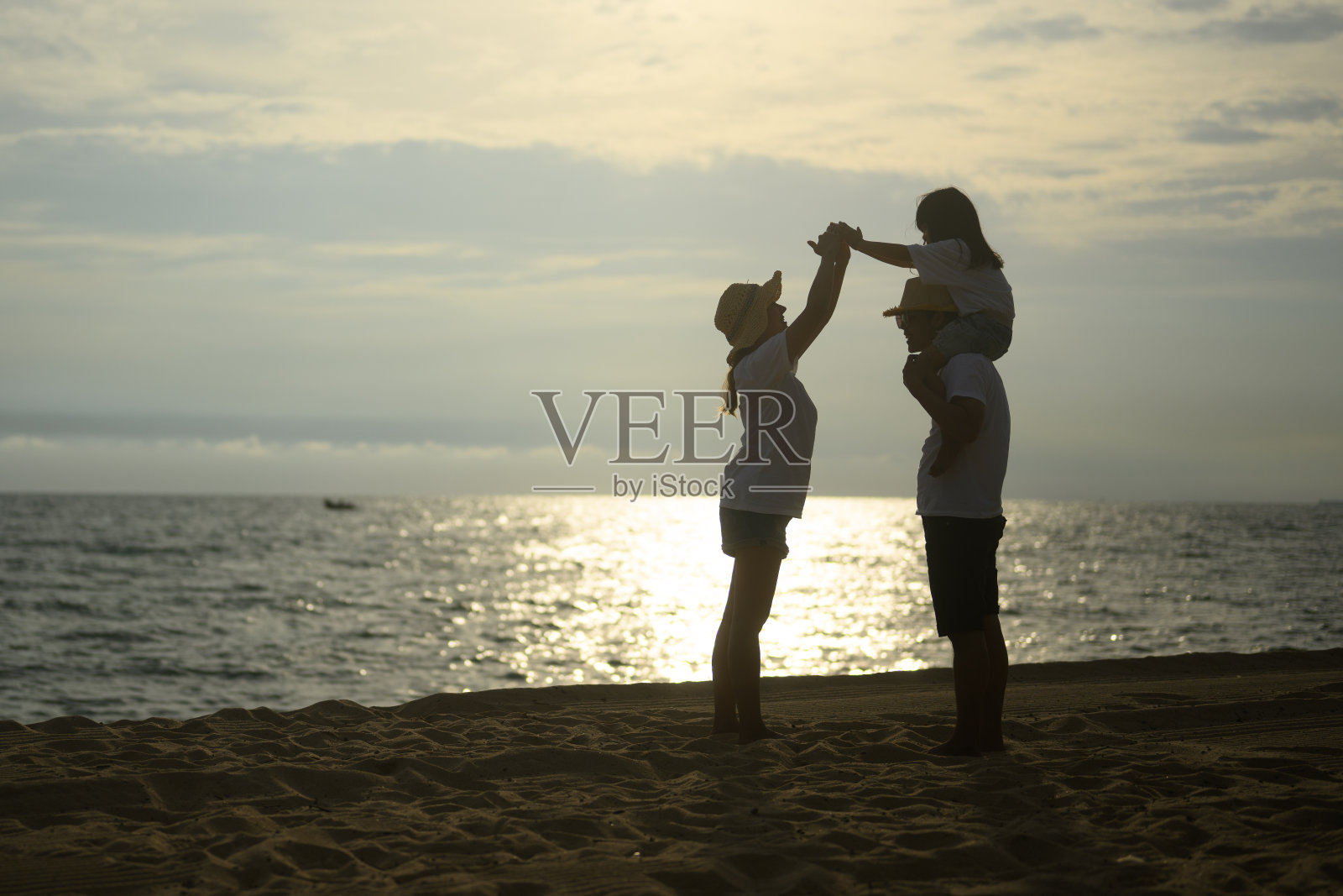 假日快乐的亚洲家庭在海滩上旅行照片摄影图片