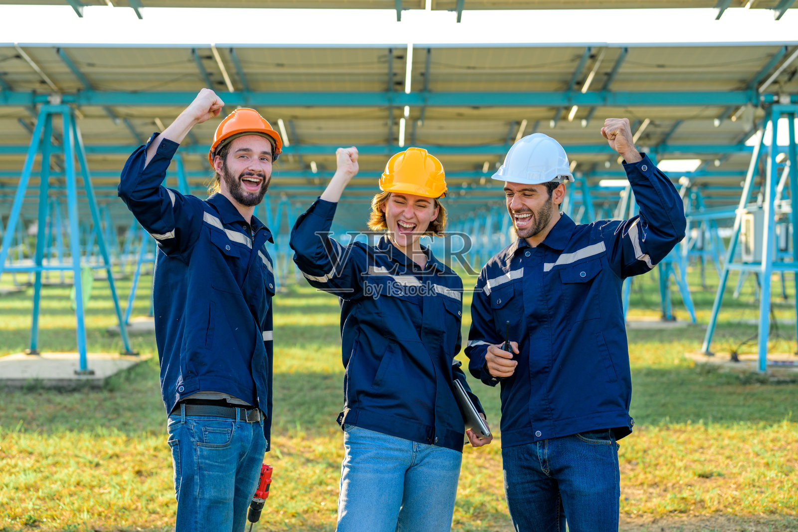 工人安装太阳能电池板，工程师团队在太阳能电池板农场照片摄影图片
