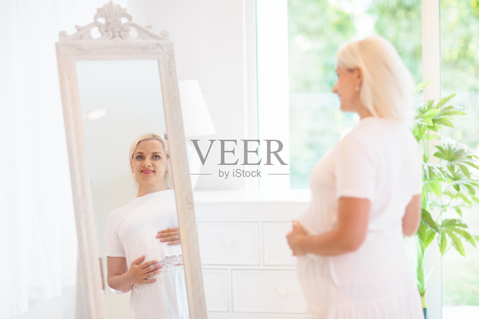 家里有个孕妇。年轻的准妈妈。照片摄影图片