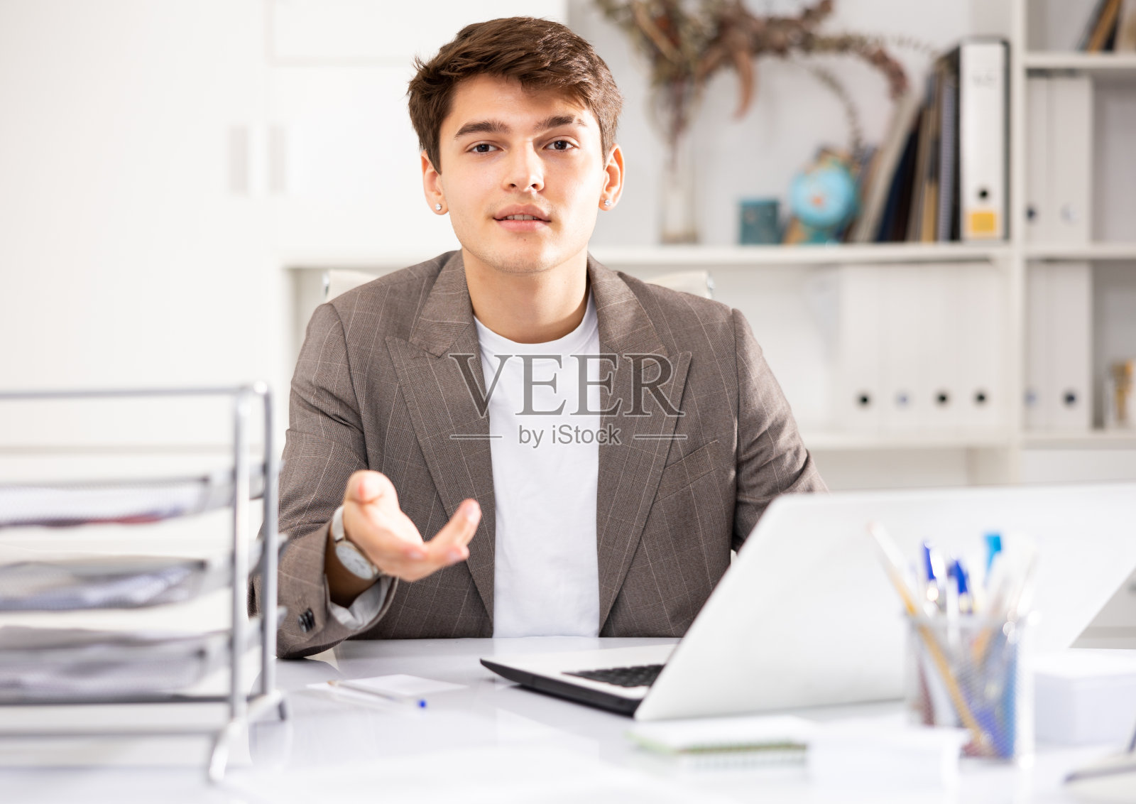 商人在办公室内部伸出手打招呼照片摄影图片