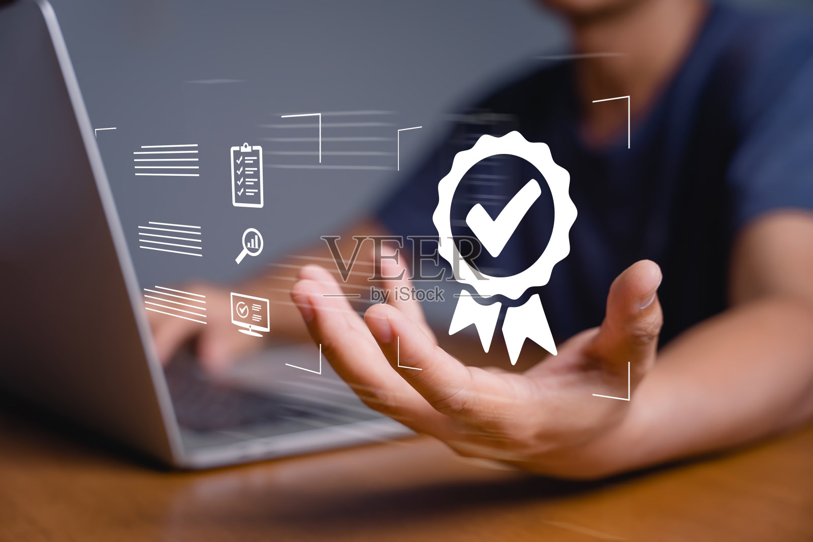 商人工作标志着顶级的服务质量保证，保证，标准，ISO认证，以及被客户和商业组织接受的标准化概念照片摄影图片