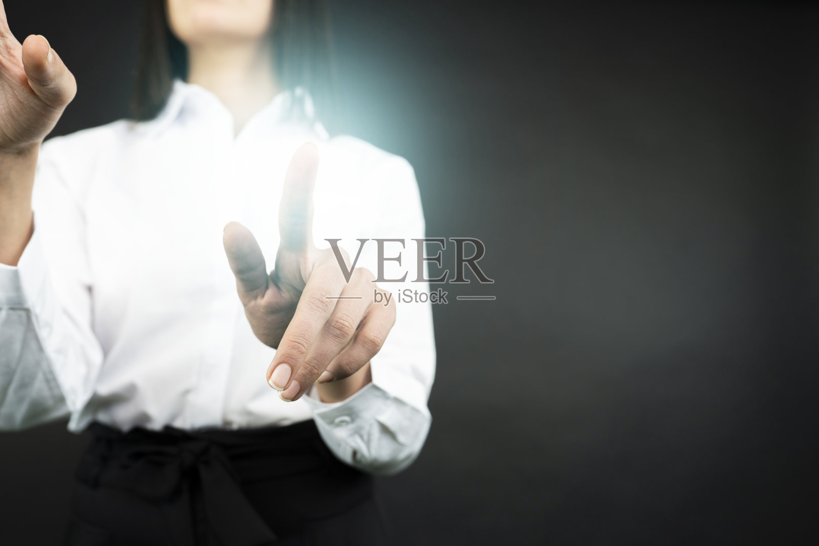 女商人用手指触摸数字屏幕的特写照片摄影图片