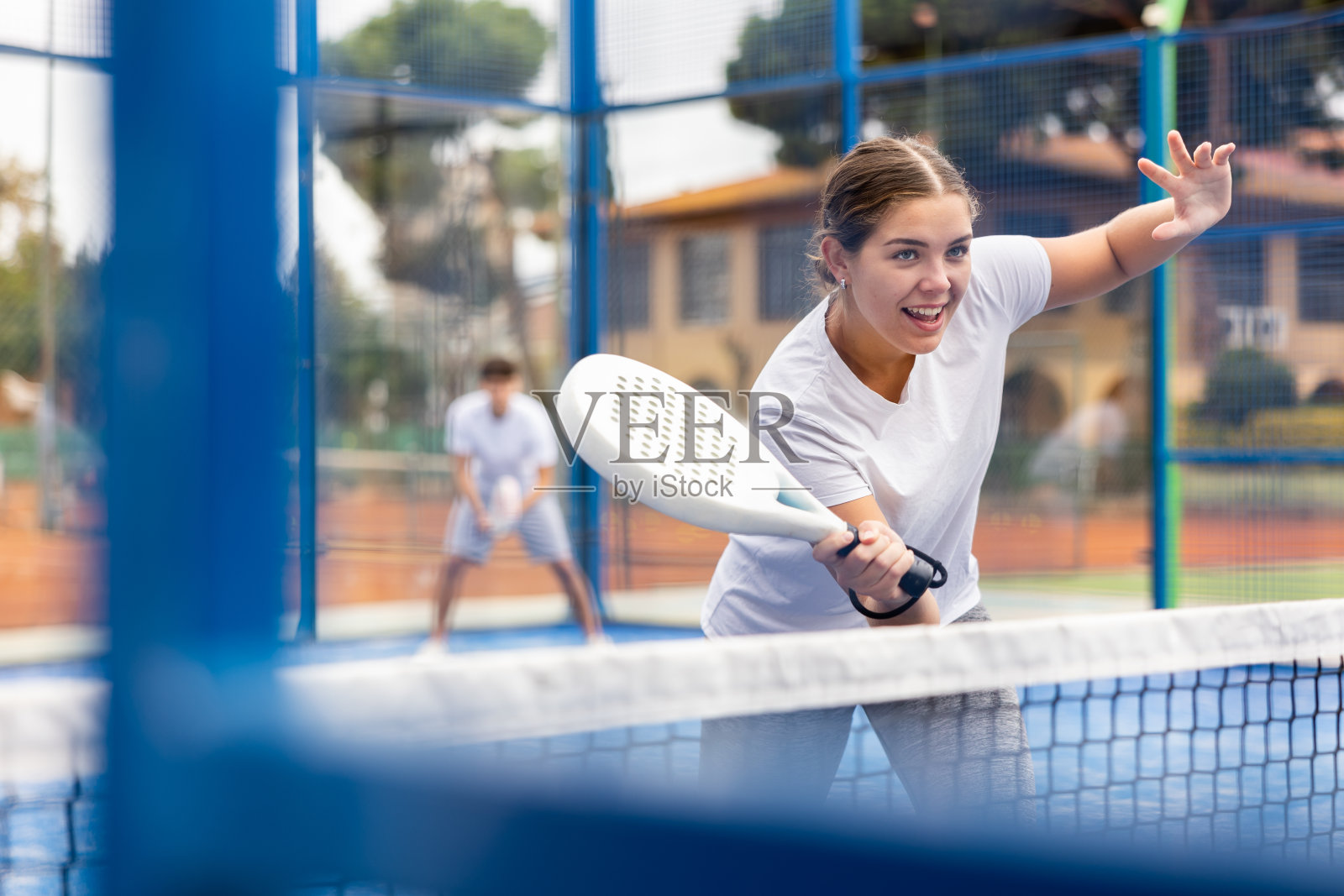 欧洲年轻女子网球运动员在春季的户外场地友谊赛中玩球拍照片摄影图片