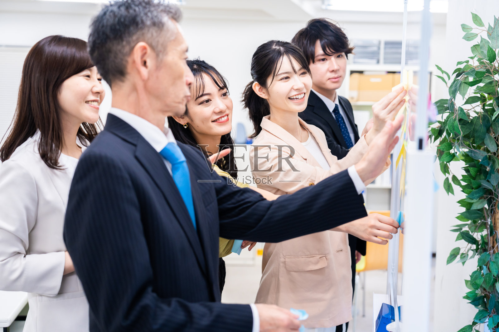 办公室成员交换不同的意见照片摄影图片