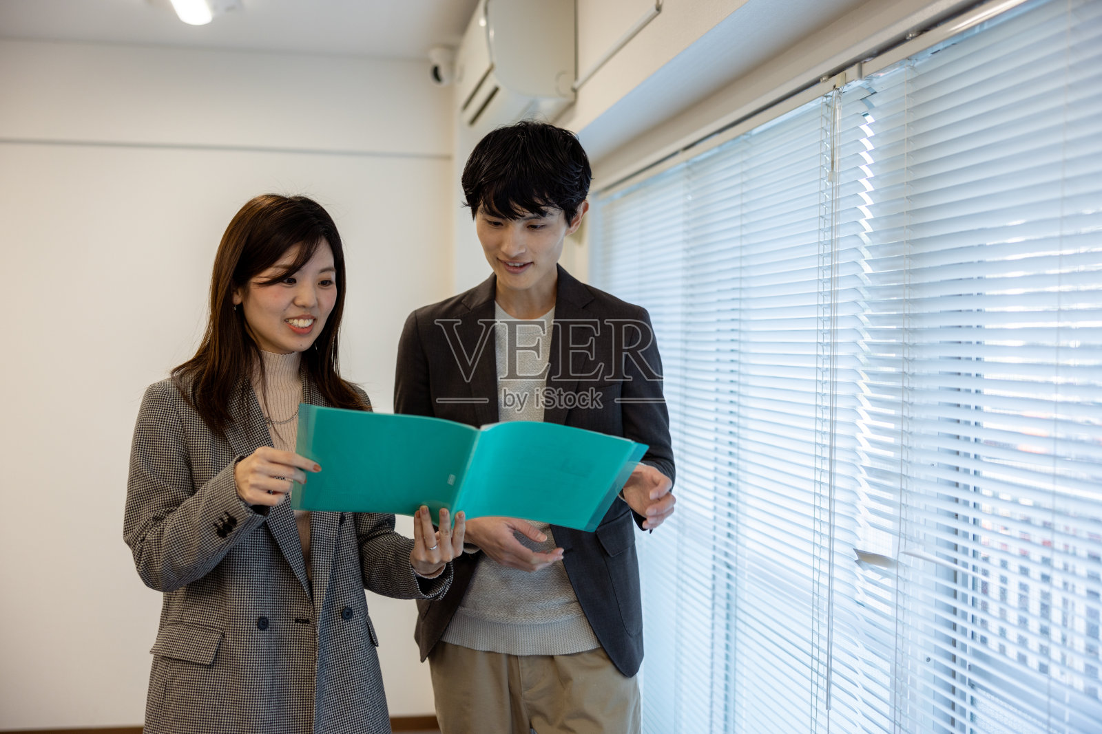 商务人员一起在会议室阅读文件照片摄影图片