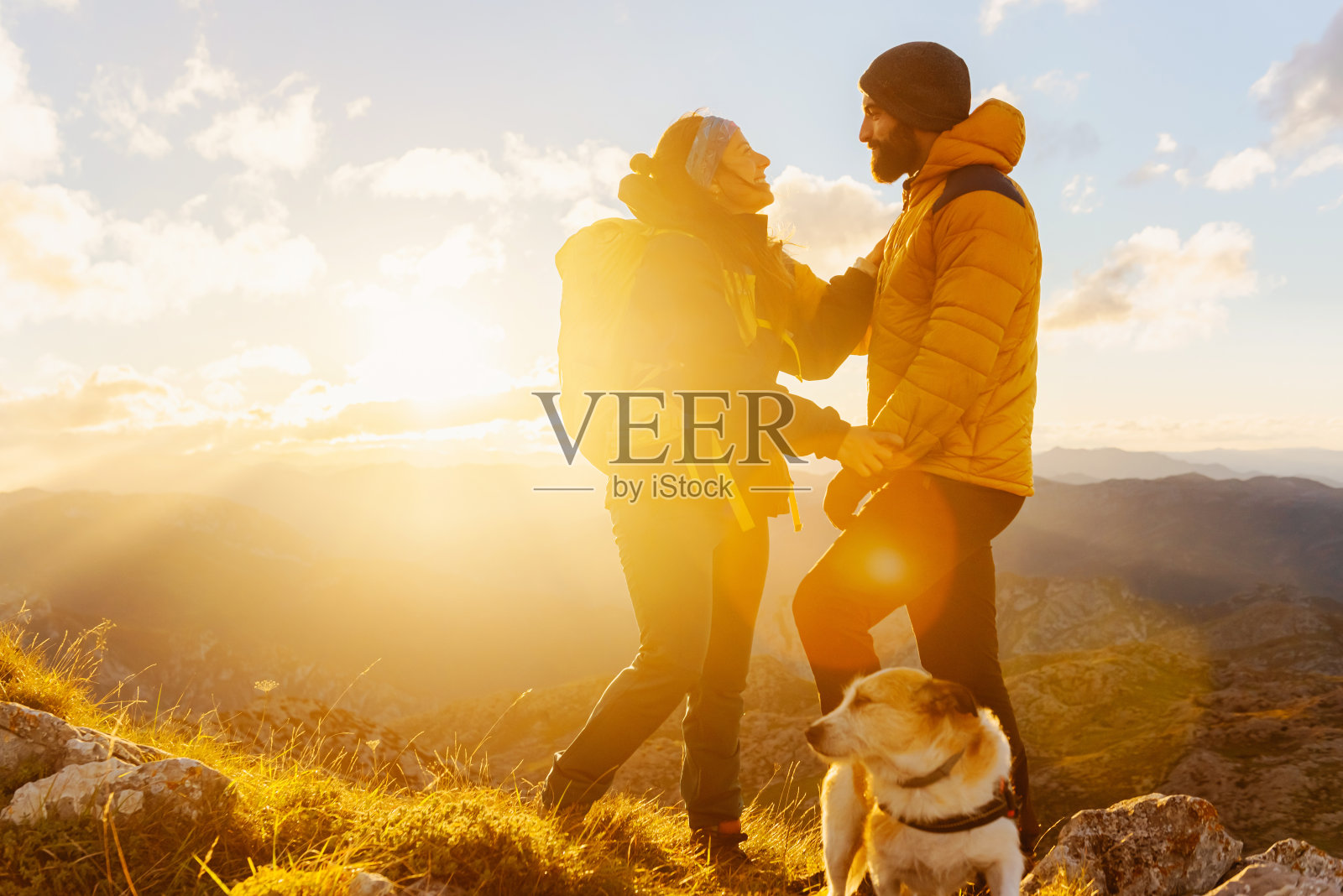 人们在山上徒步旅行照片摄影图片