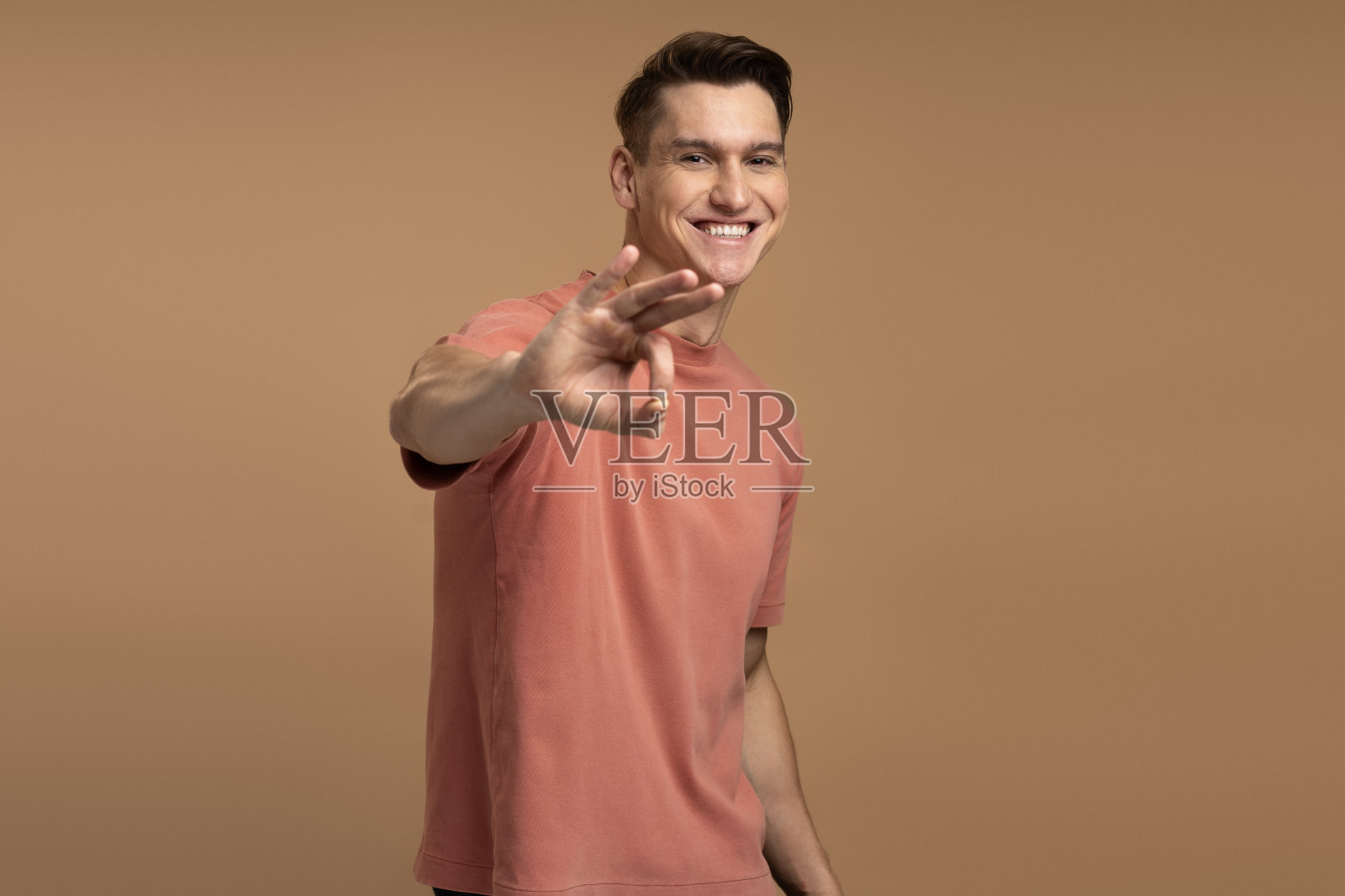 一切都很好。满意的男人用手指显示ok的手势，认可工作照片摄影图片