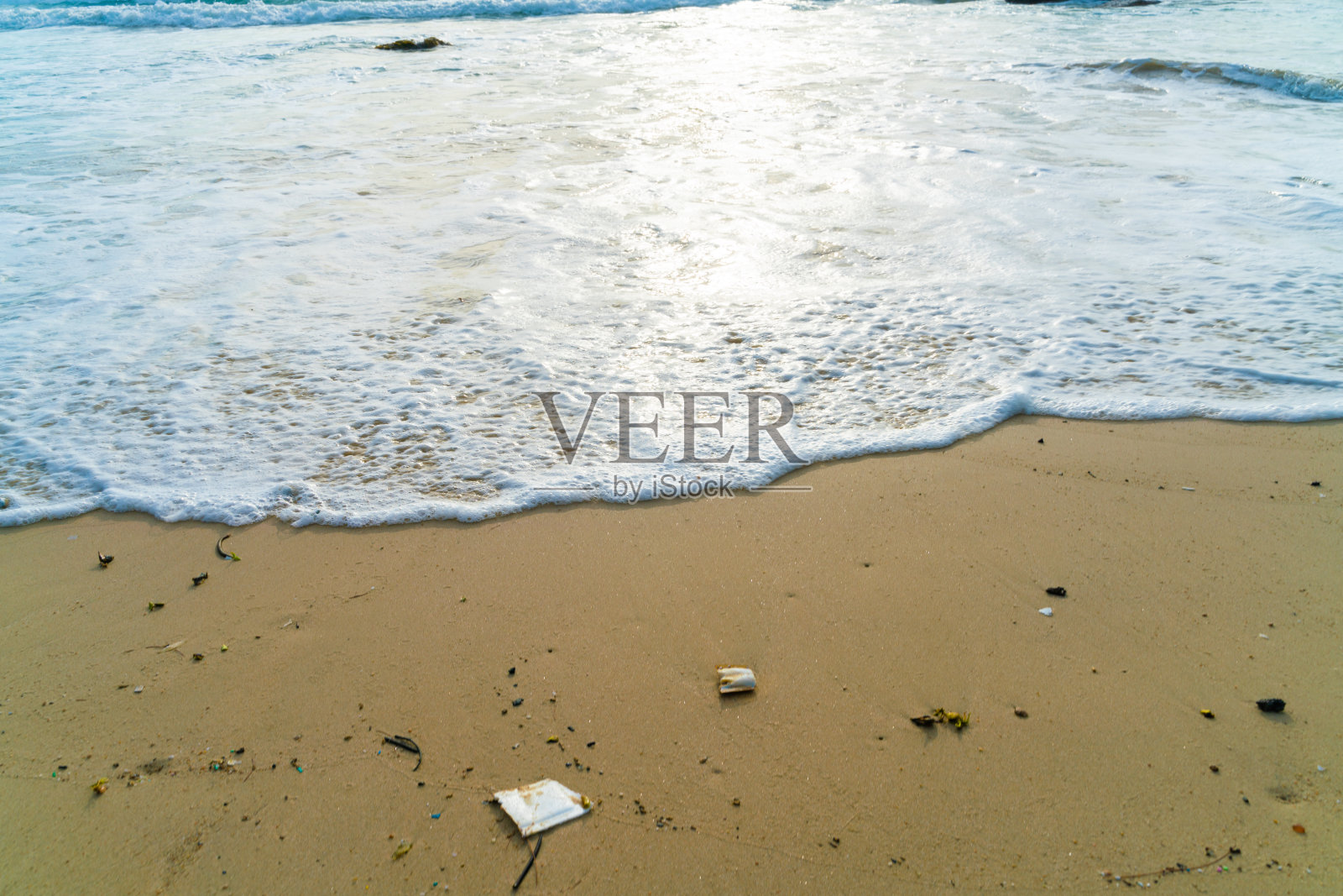 海浪海滩日落带云暑假照片摄影图片