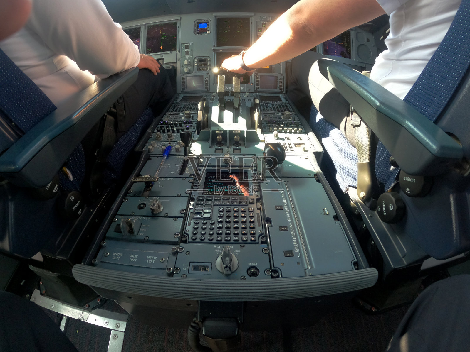 驾驶舱视角飞机仍由飞行员控制水平高角度照片摄影图片