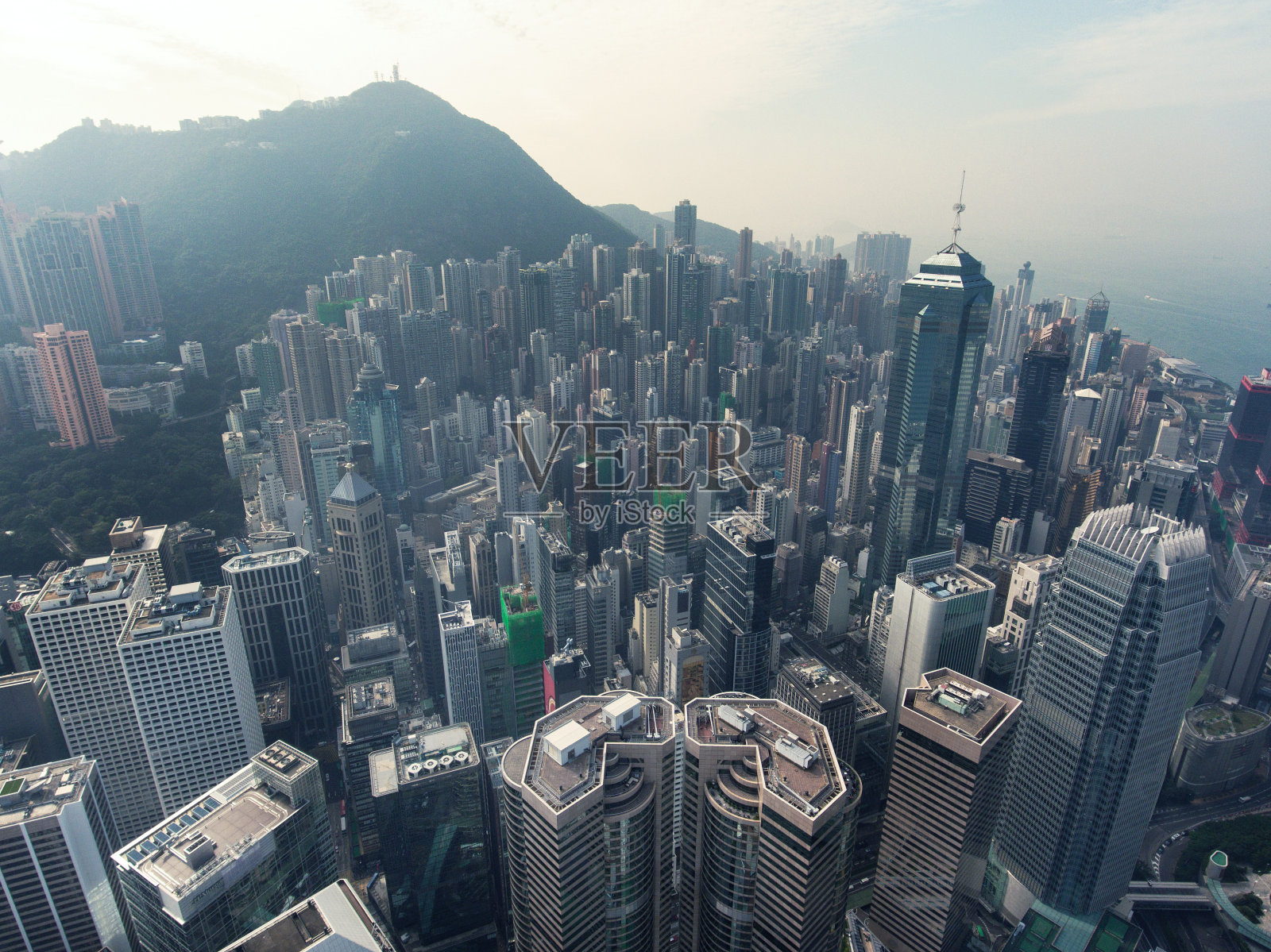 俯瞰维多利亚岛的香港金融区和商业中心照片摄影图片