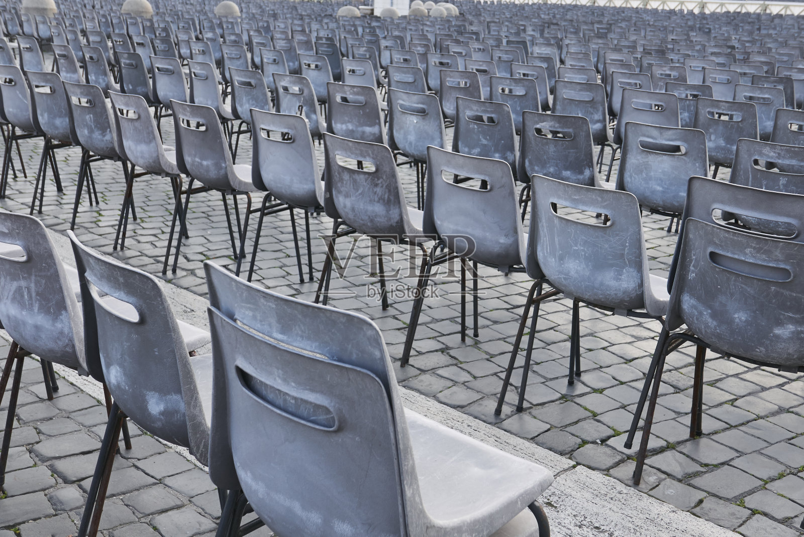 塑料椅子排成一排准备表演照片摄影图片