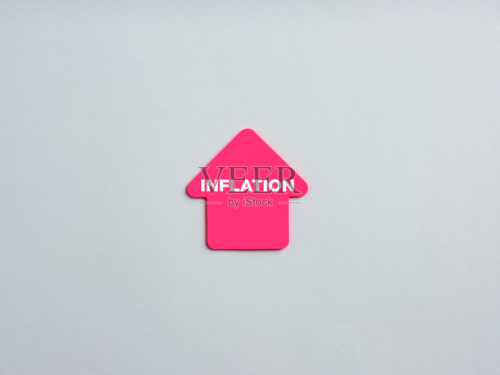 通货膨胀率上升的概念。箭头形状的便条纸上有“通货膨胀”字样。照片摄影图片