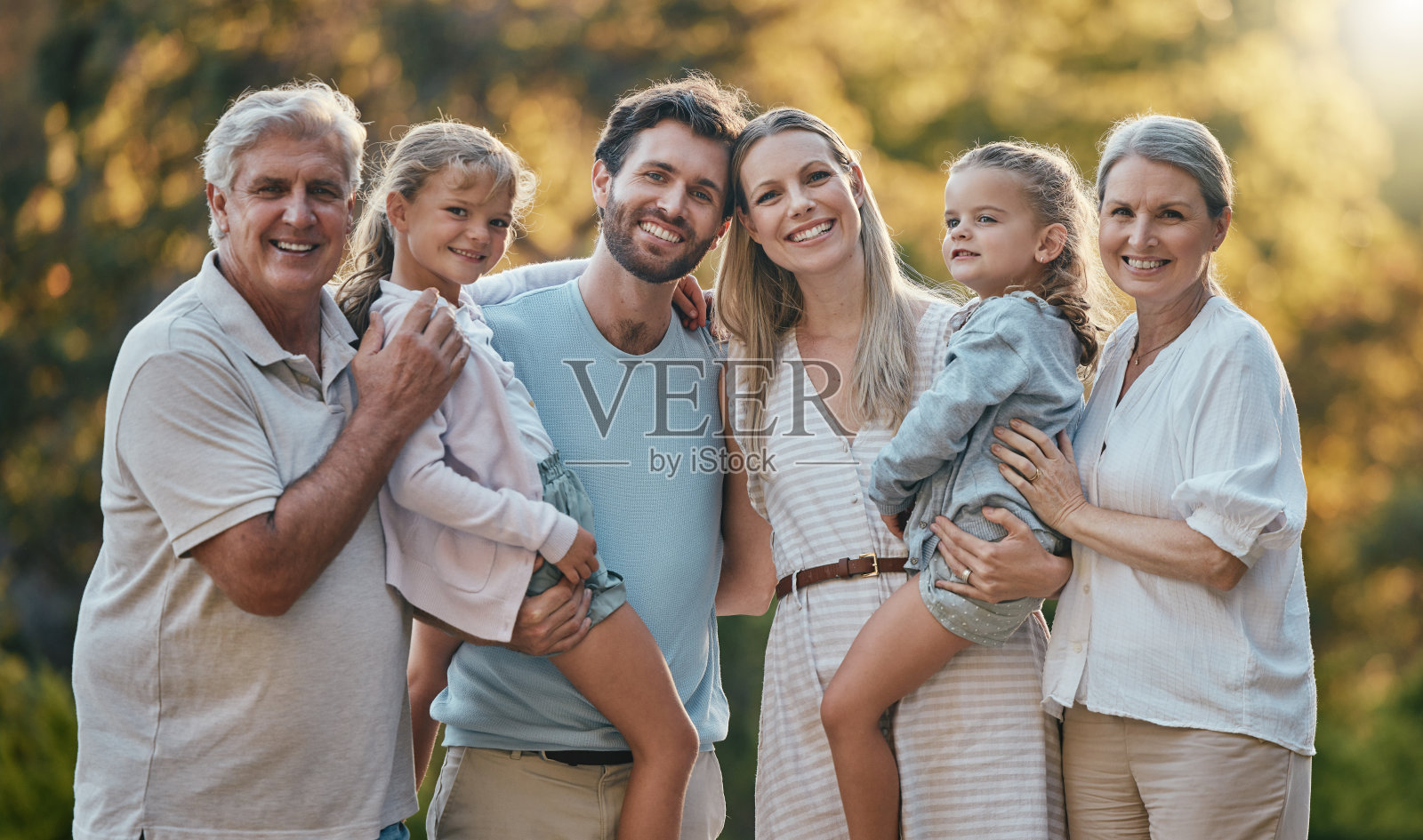 爱的时候，家人和爷爷奶奶一起带着女孩，和父母一起微笑着结缘，爱和花园。画像中，奶奶和爷爷带着妈妈、爸爸和女儿们去度假和公园。照片摄影图片