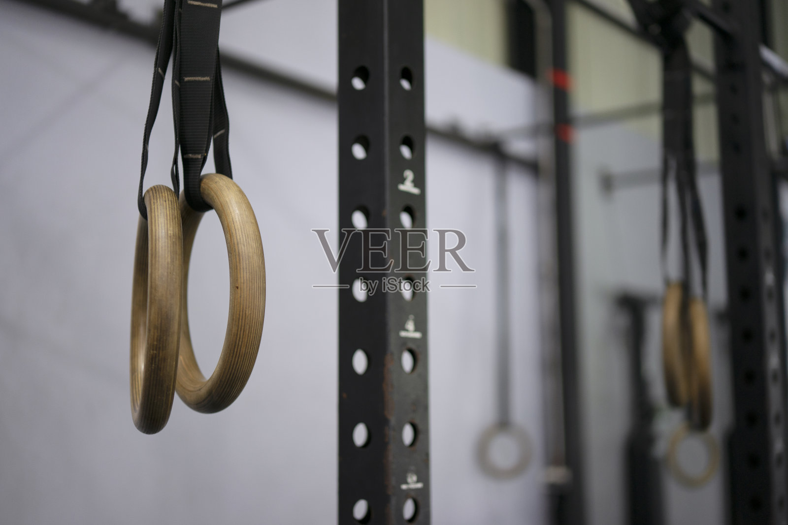 在健身中心锻炼。照片摄影图片